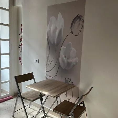 Rifugio Con Porta Su Strada